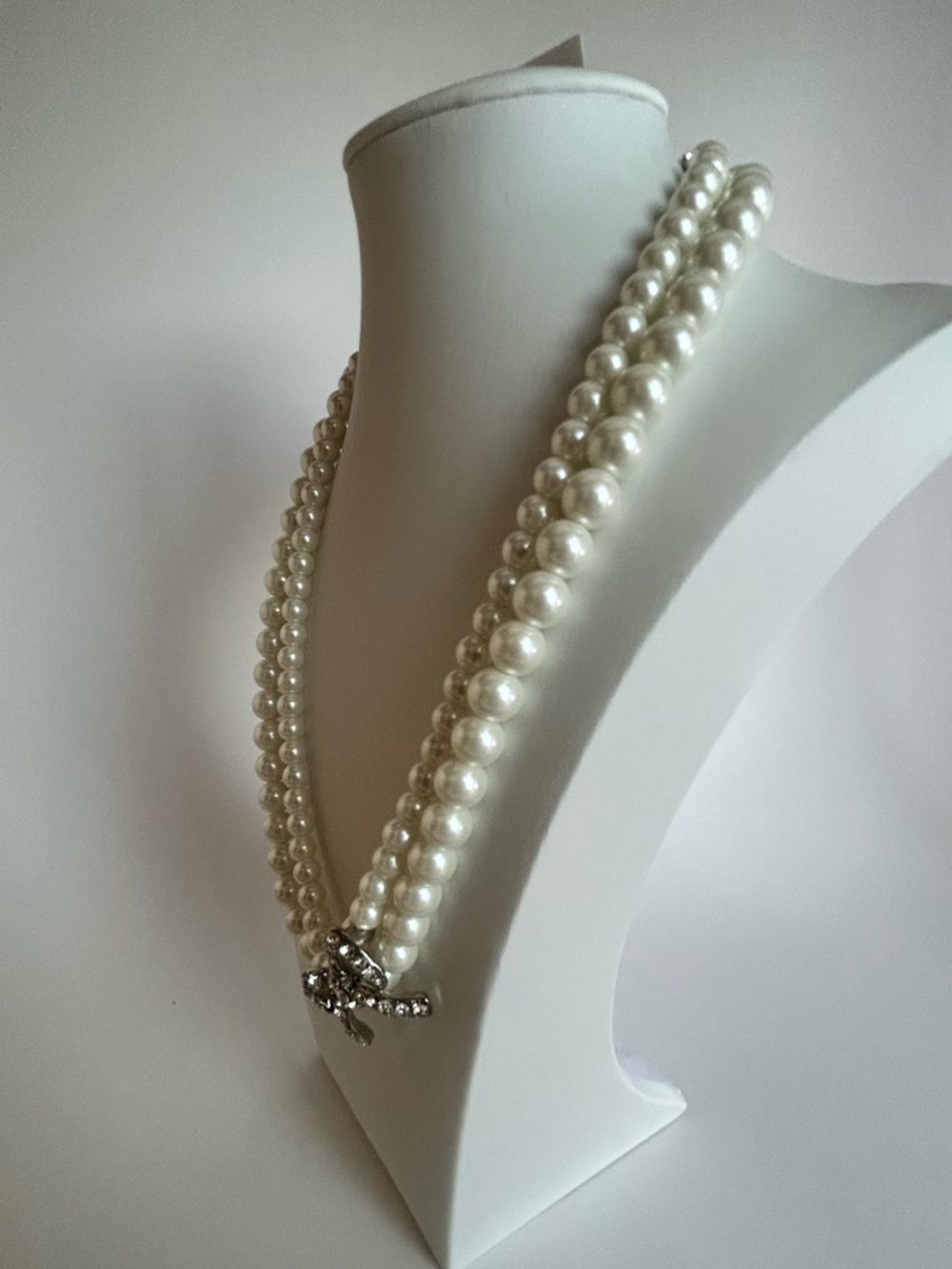 Classic Pearl Bow Pendant and White Pearls Necklace - Picture 6 of 8